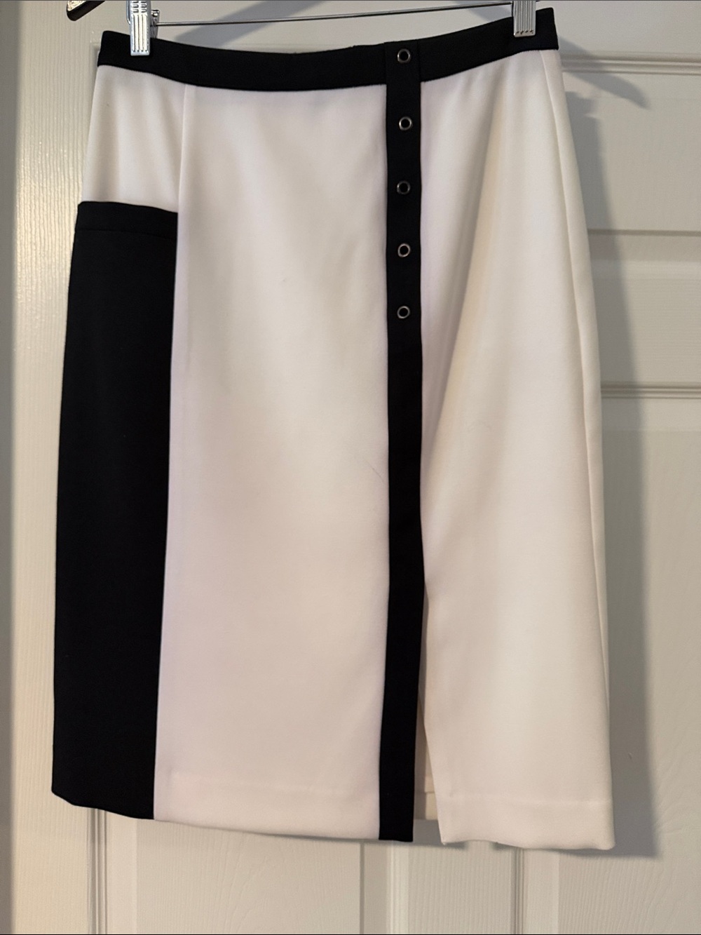 {Halogen} Classic Two-Tone White and Black Pencil Skirt